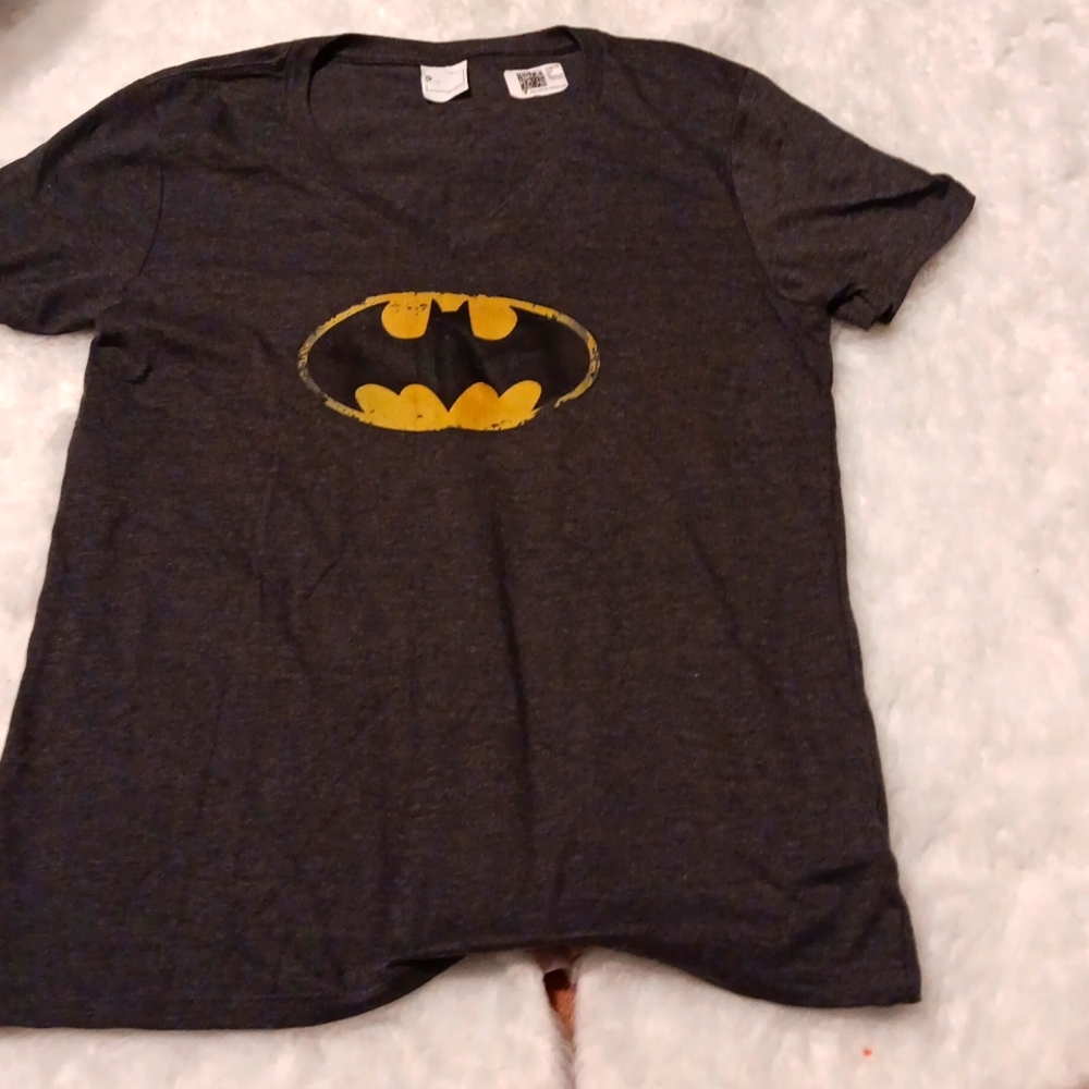 WOMENS BATMAN TSHIRT SIZE SMALL